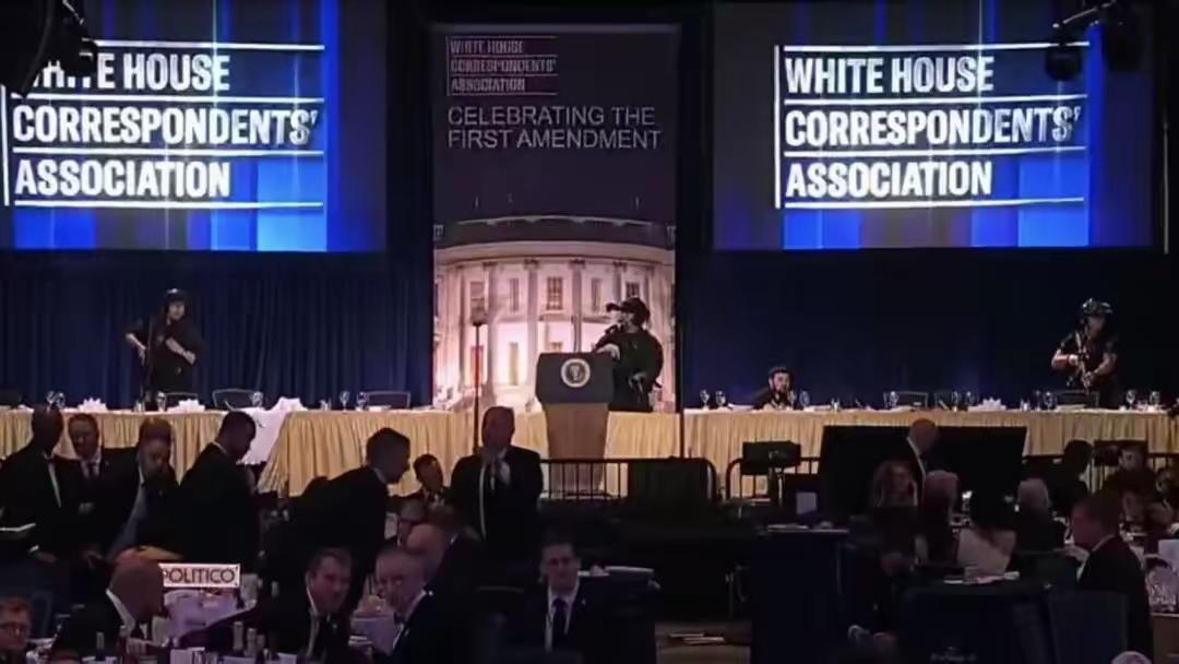 白宫记者晚宴枪击案，枪手目标明确，但有可能一枪未发，就被五枪毙命。
从目前披露的