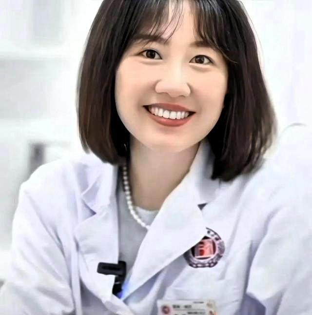 你说，一个离异带娃的女医生，事业风生水起时突然有个男人天天嘘寒问暖，情话绵绵——