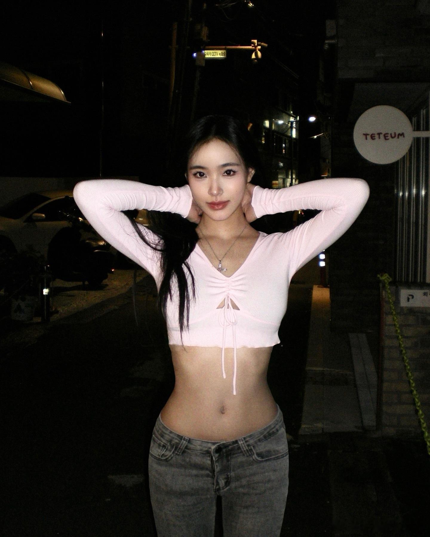 #小S二女儿露腰装# 小S二女儿分享露腰装穿搭，每一个动作都有精心设计过。 ​​
