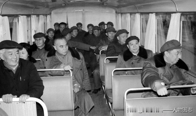 1978年2月7日下午两时半，当华国锋等同志乘大轿车来到首钢时，受到广大职工的热