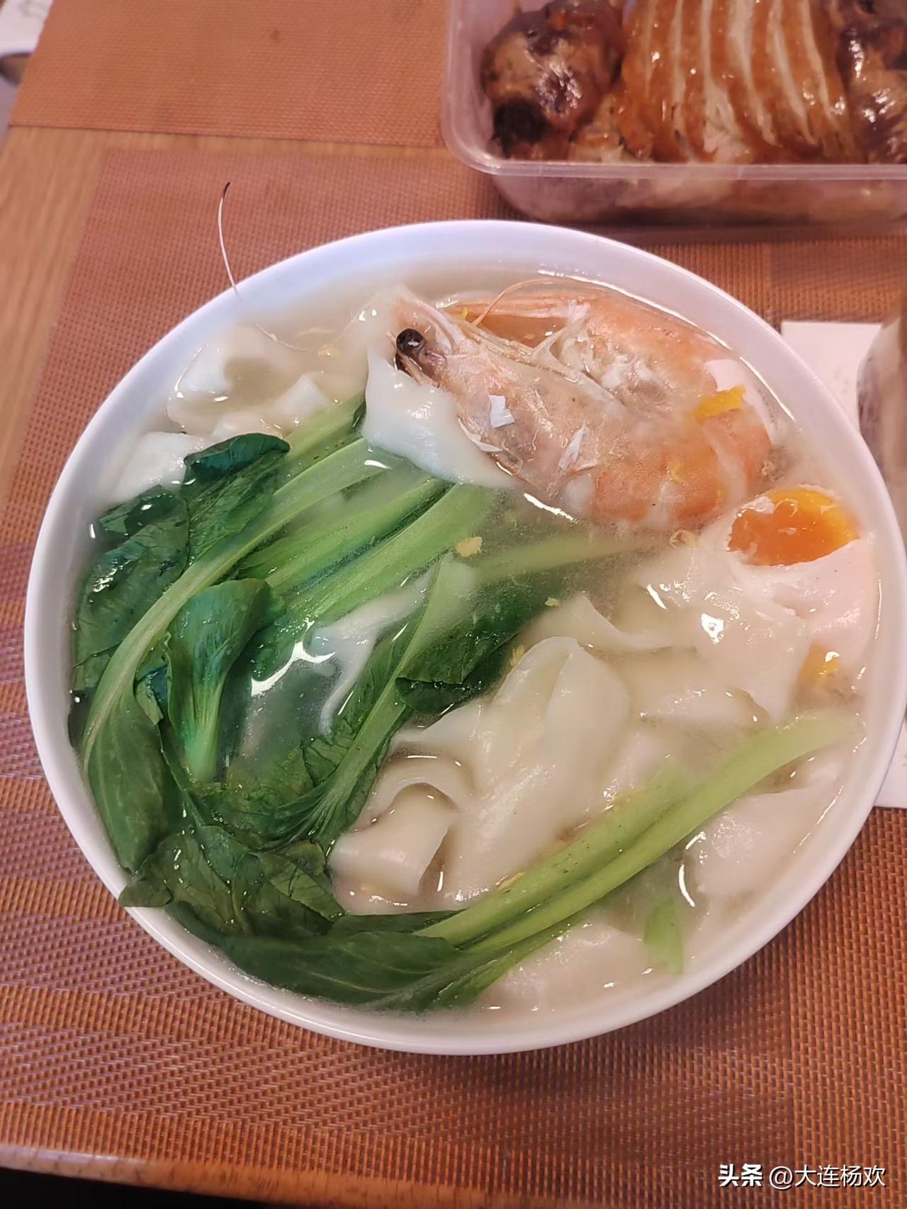 周二的行程如下：
7：00  从家出发，直奔大沟市场，购买海鲜、水果、蔬菜。其中