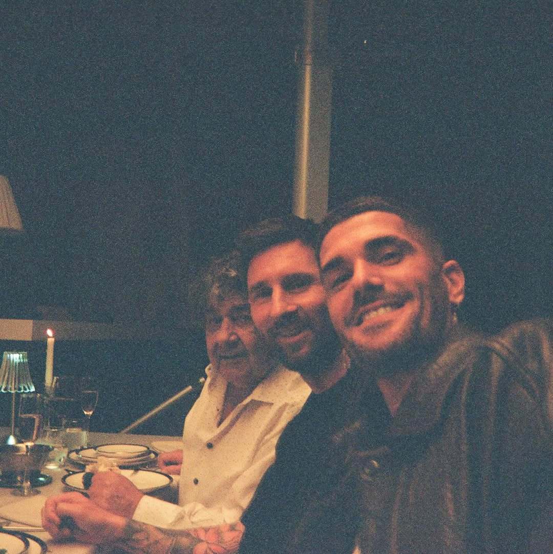 梅西和德保罗友情客串德宝女友Tini新专辑MV与其他合作歌手Cacho Deic