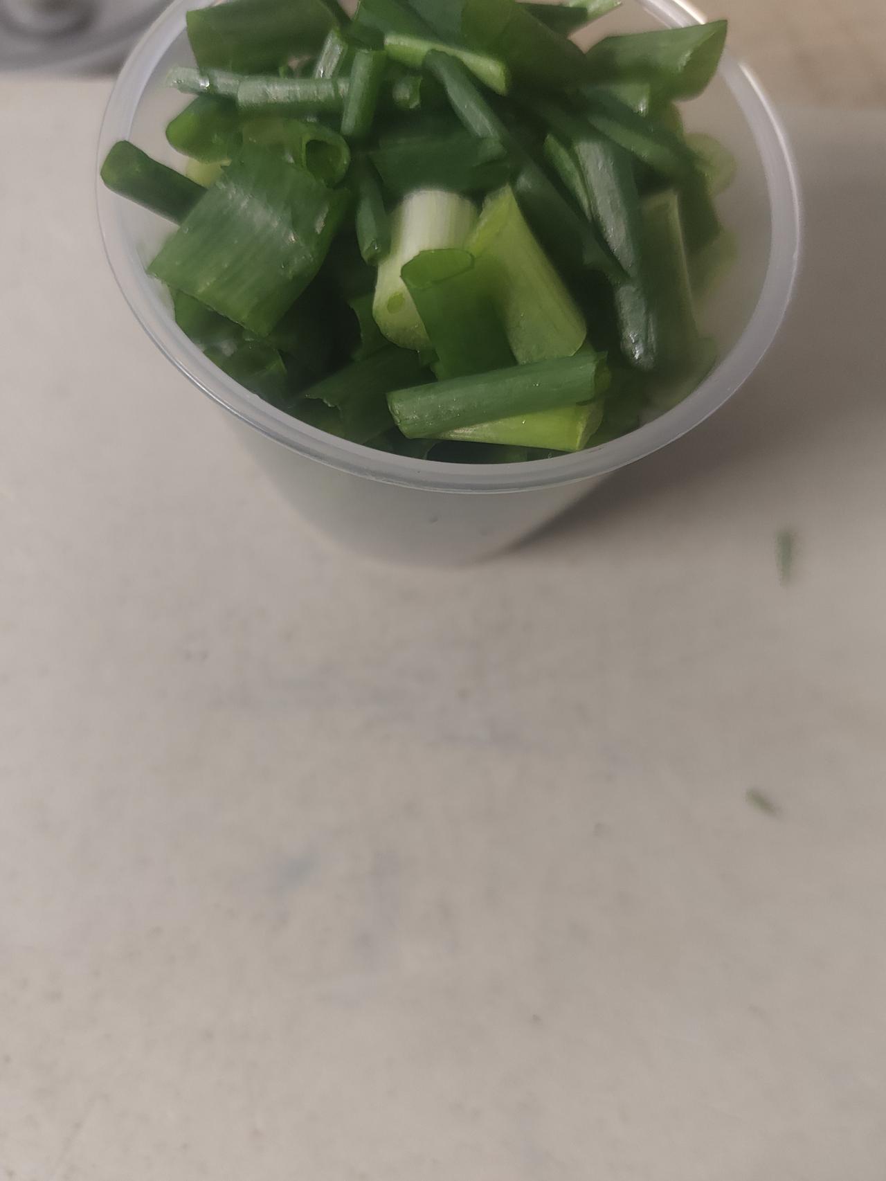 买的葱，洗干净切葱花。
板上留下一点蓝色。
这正常吗？晒图笔记大赛 

友友们有