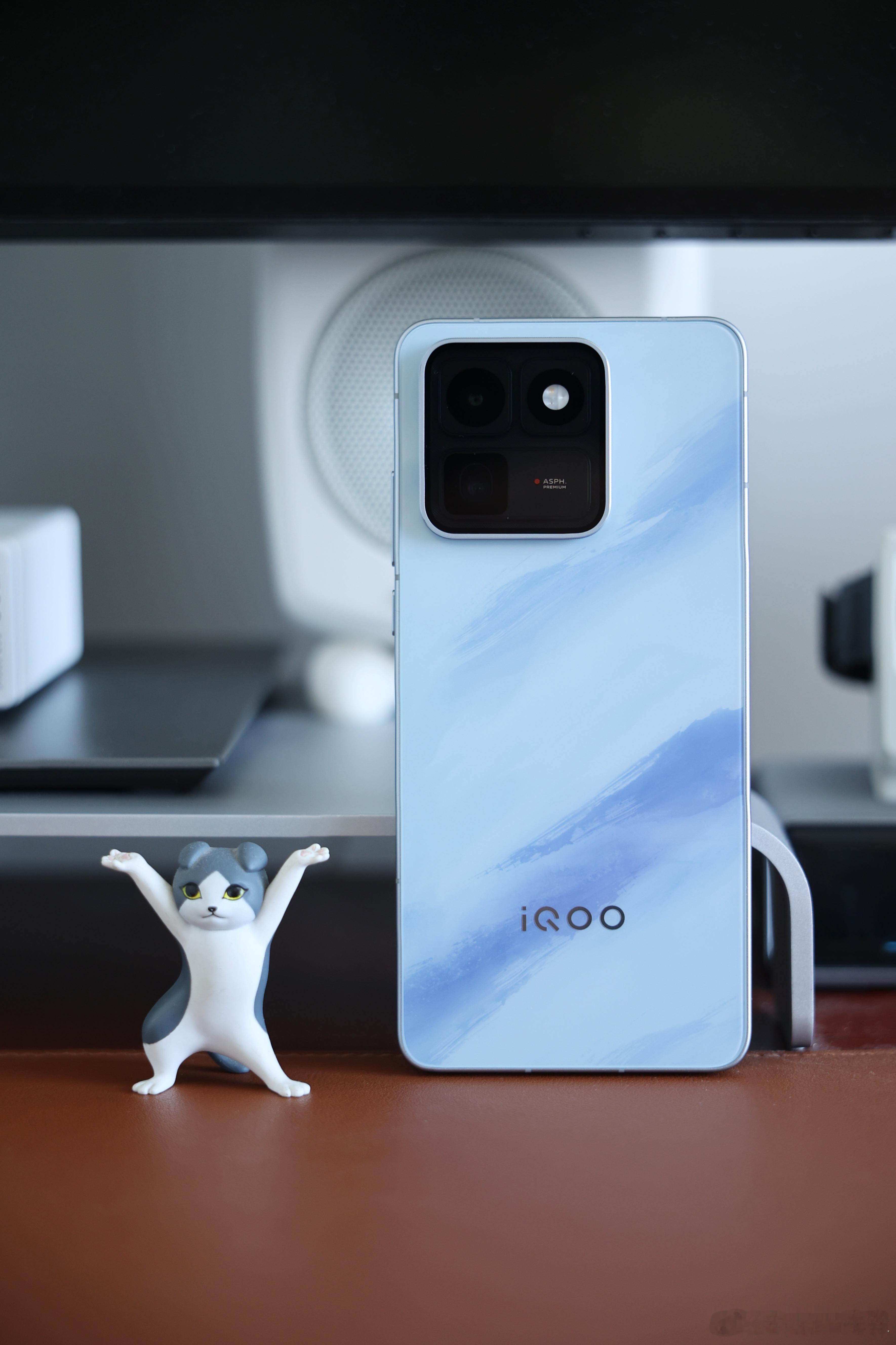 iQOO15T实物，青云配色。相机Deco设计是Ultra同款，颜色走的国风泼墨
