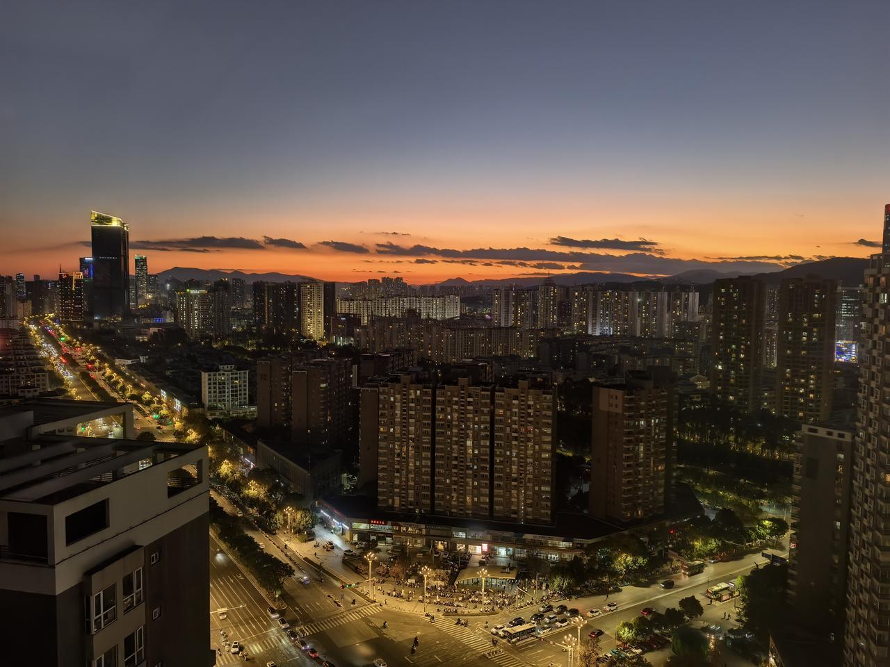 傍晚站在阳台吹吹风
一抬头就被这景色勾住了！
 
天边的太阳刚落下去，把云彩染成