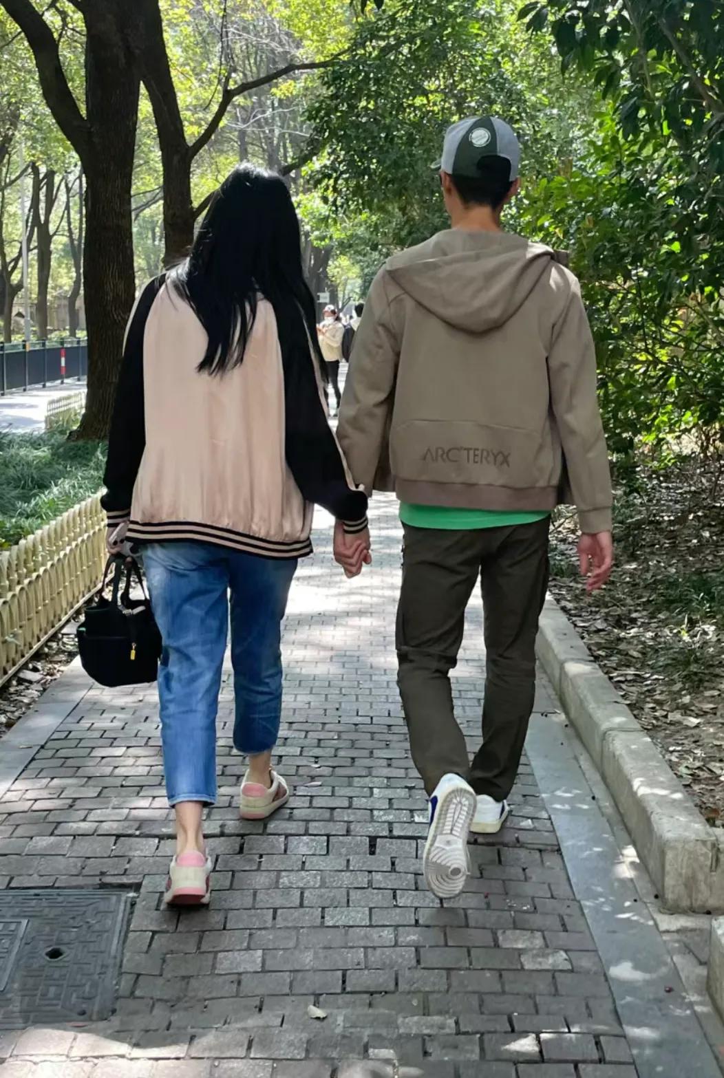 古北黄金城道步行街偶遇吴尊和他的老婆一起手牵手逛街，看着好恩爱，吴尊真的是一个专