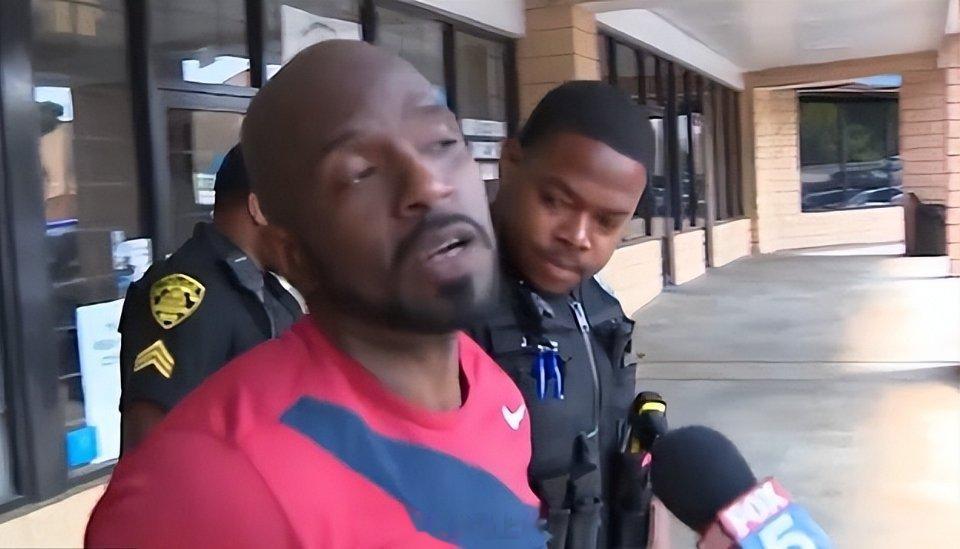 活久见！美国一黑人市长凌晨入室偷窃，被发现后嚣张大喊：我是市长！险被屋主开枪击毙