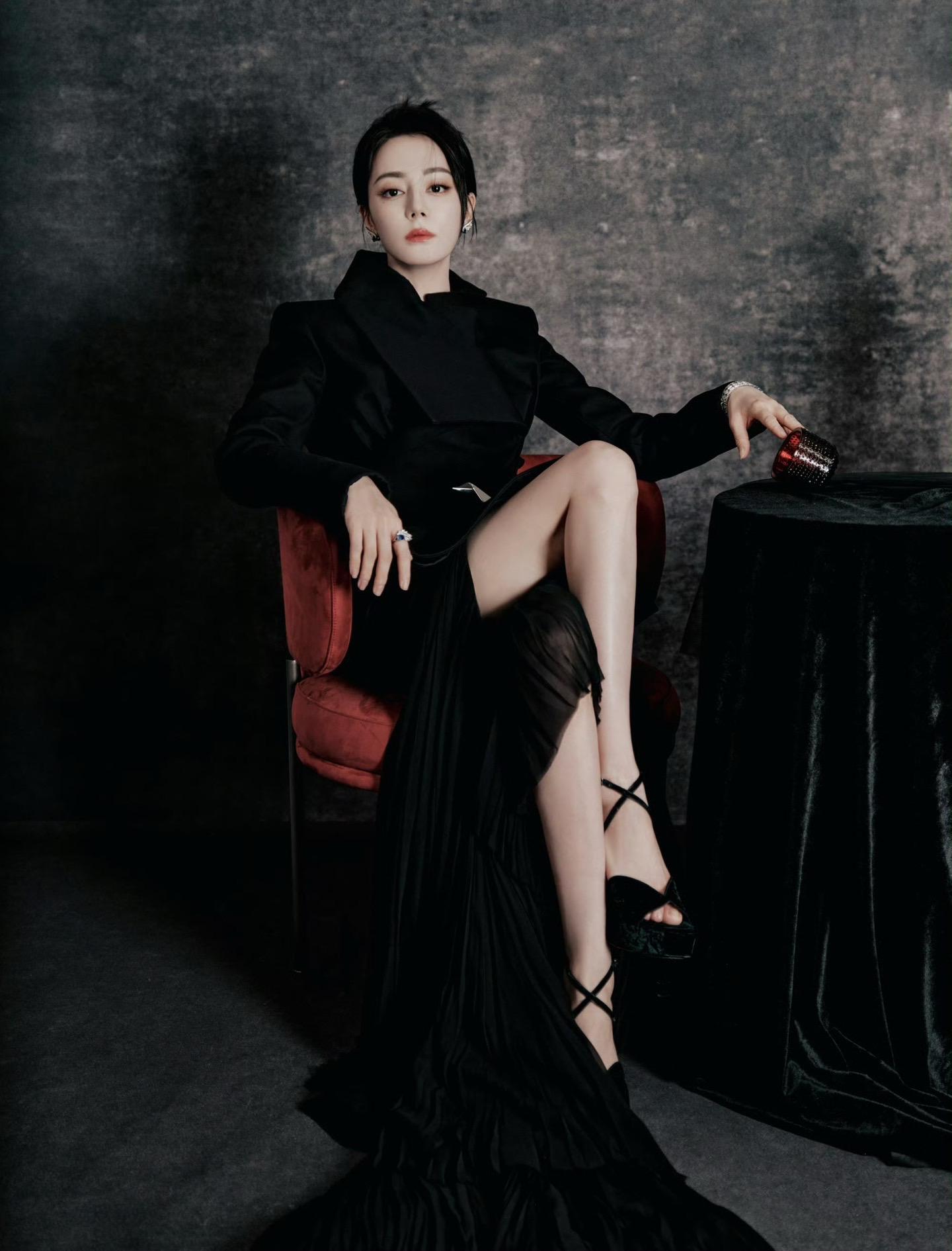 拜倒在女王的裙摆下。