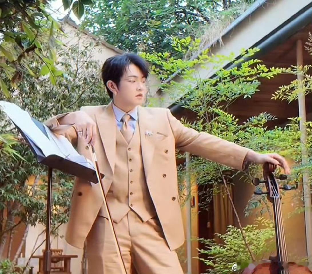 颜人中早几年就应该多上节目造福我们这种吃颜又爱听歌的人了，音综孟宴臣！