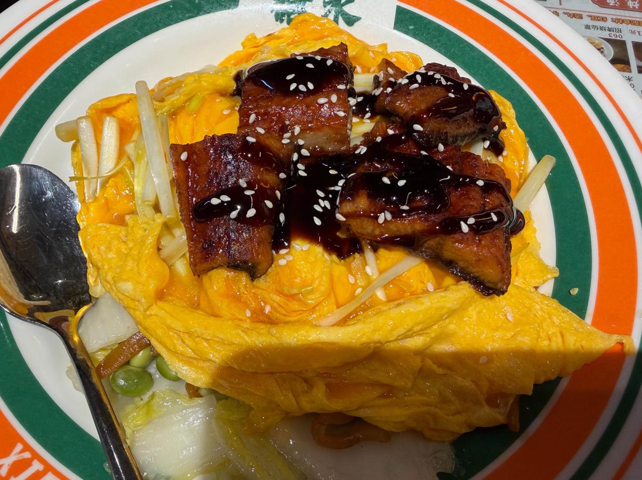 周末一个人，是不可能自己煮饭的，只能在外面对付一餐。

  鳗鱼滑蛋饭+鸡炸腿，