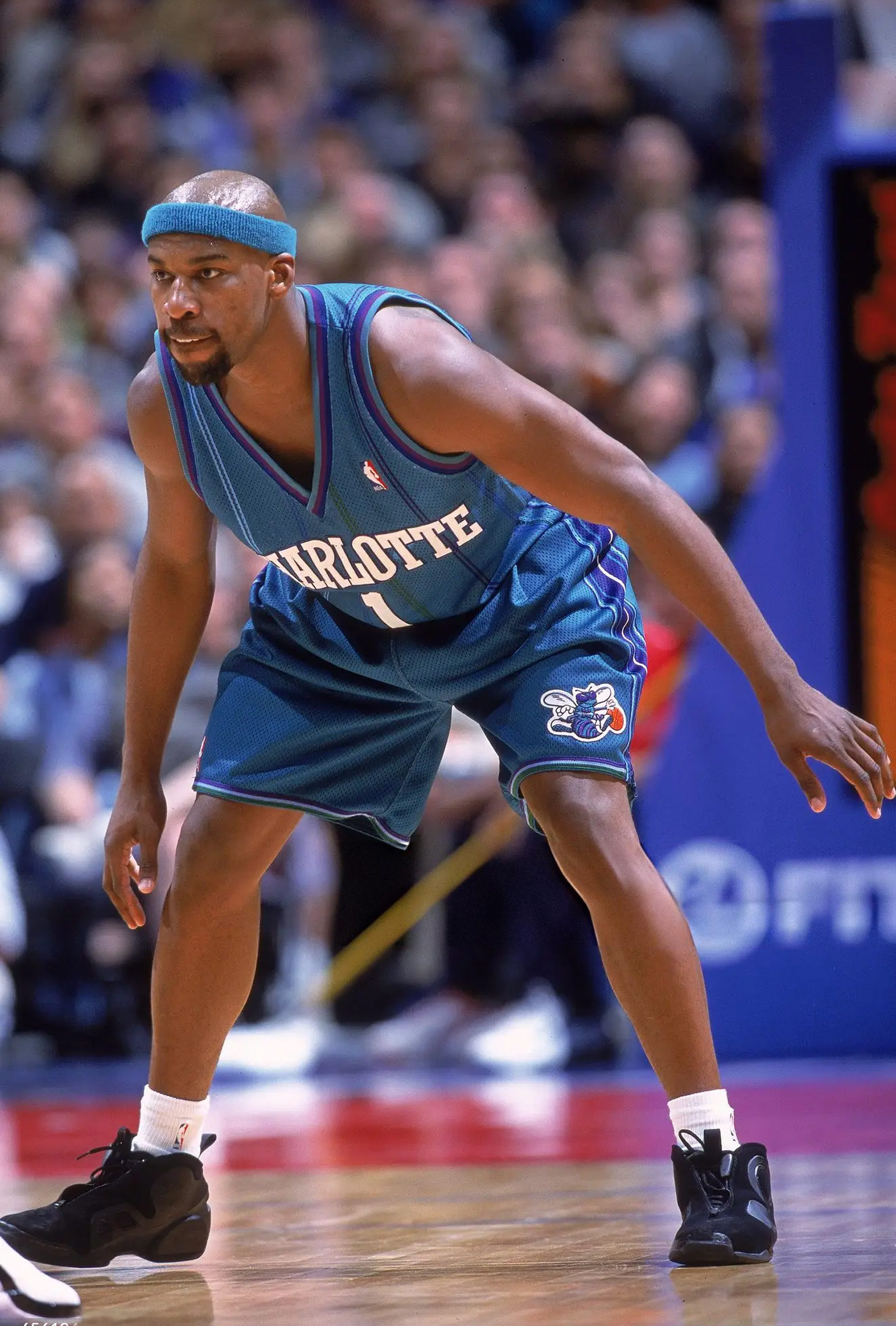 还真没注意过2001年效力黄蜂队时的巴郎·戴维斯还上脚过Nike Air Fli