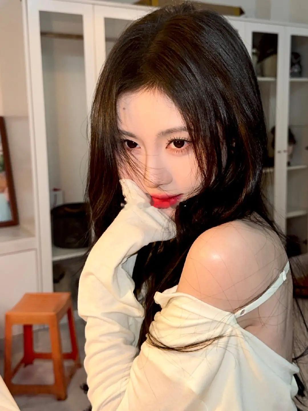 盘了一下95花一番实绩排行 ，鞠婧祎处境太尬了。赵露思凭《许我耀眼》《偷偷藏不住