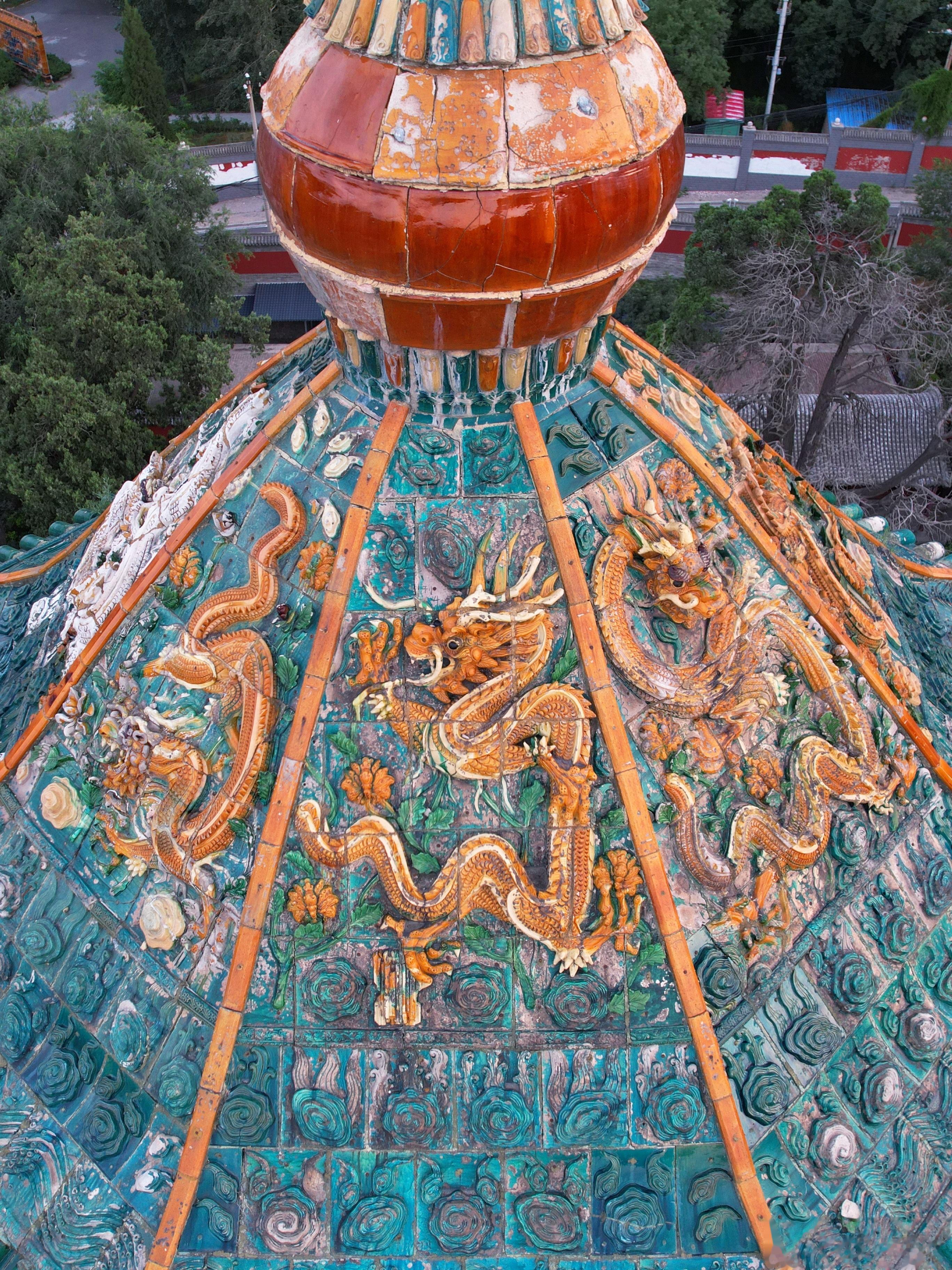 晋祠舍利生生塔琉璃龙位于塔顶的八条琉璃龙，采用了亮丽的黄、绿、蓝、白、紫等釉色，