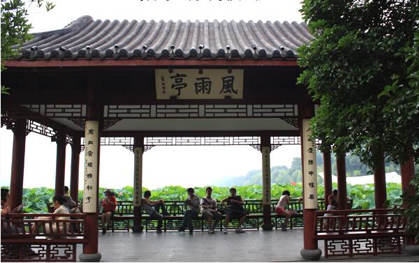 一座风雨亭，藏着江南人最血性的一面。
都说绍兴温婉，那是你没见过越人断发纹身的彪