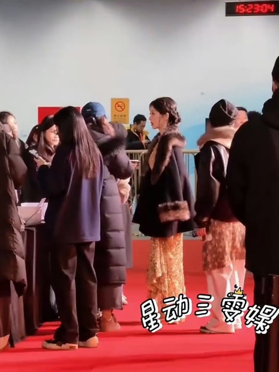 杨紫盘发金色长裙杨紫金色长裙造型杨紫微博之夜造型路透，盘发金色长裙也太美了，期待