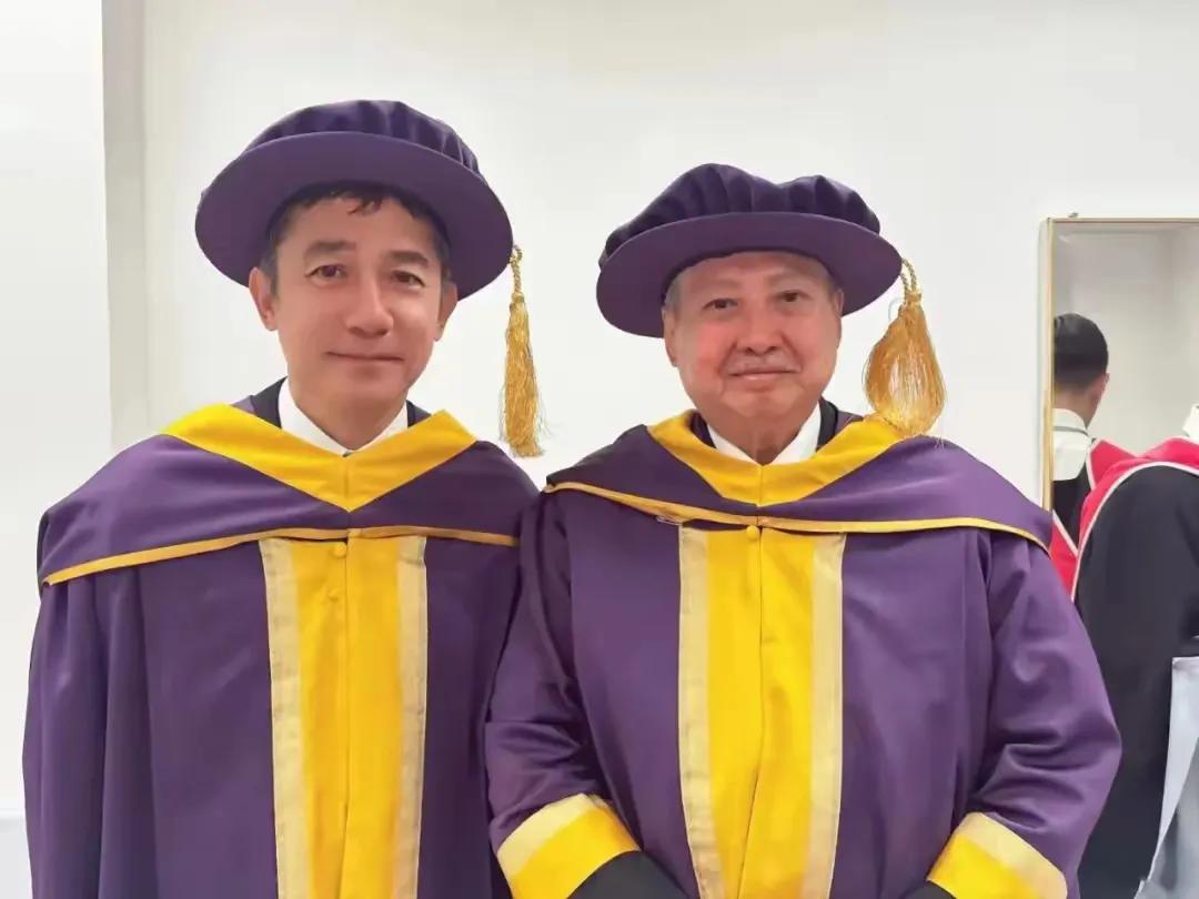 哎呀，说起梁朝伟和洪金宝一同领取荣誉博士的那幕，简直就像是电影里的经典桥段再现嘛