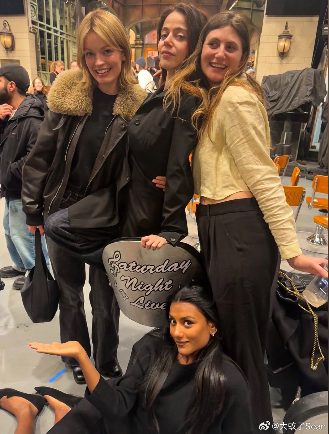 molly gordon茉莉戈登在在新一期SNL后台与Emma Mackey、S