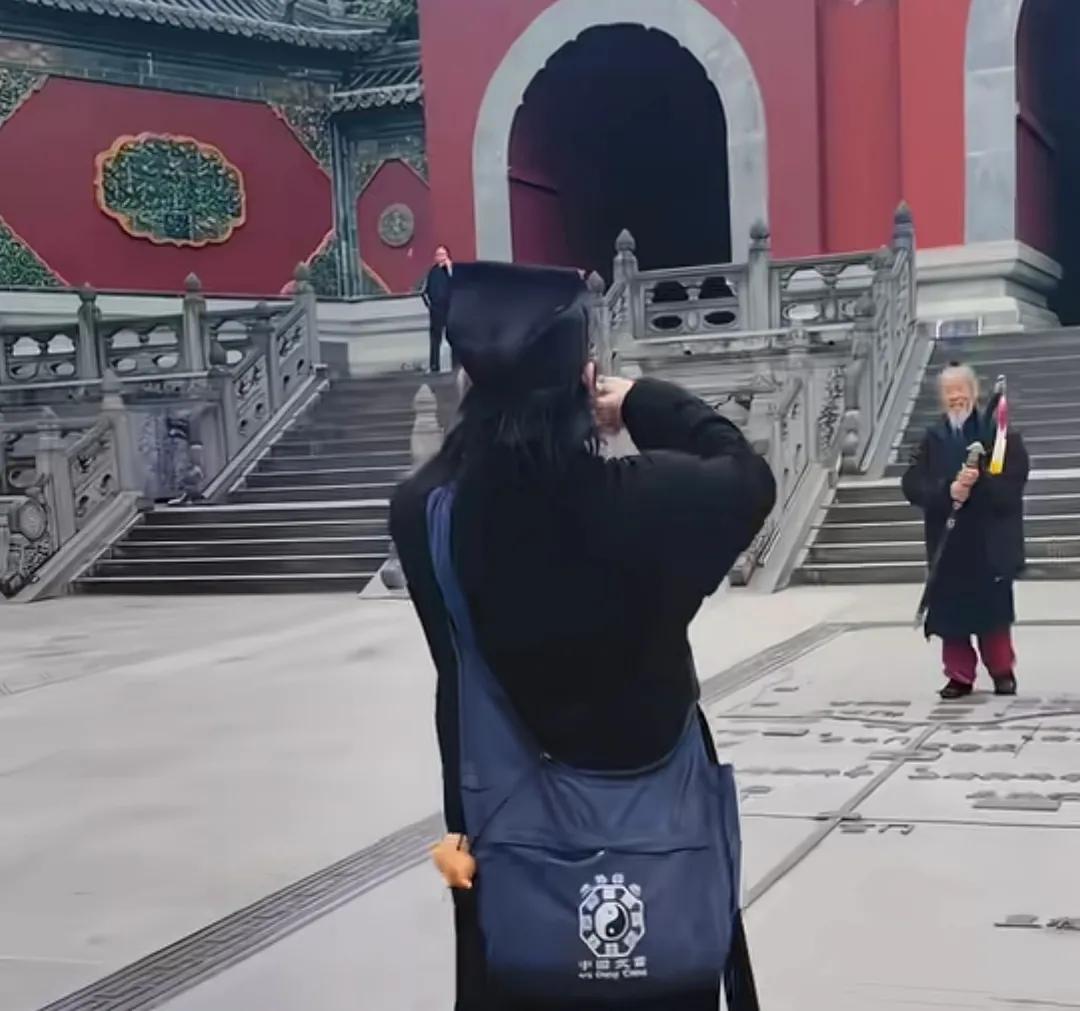 拜见80多岁的满头银发师傅。