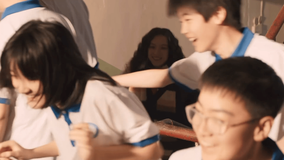 最戳人的不是转场本身，是转完之后那个眼神的余温。明明已经回到冰冷的现实，嘴角还留