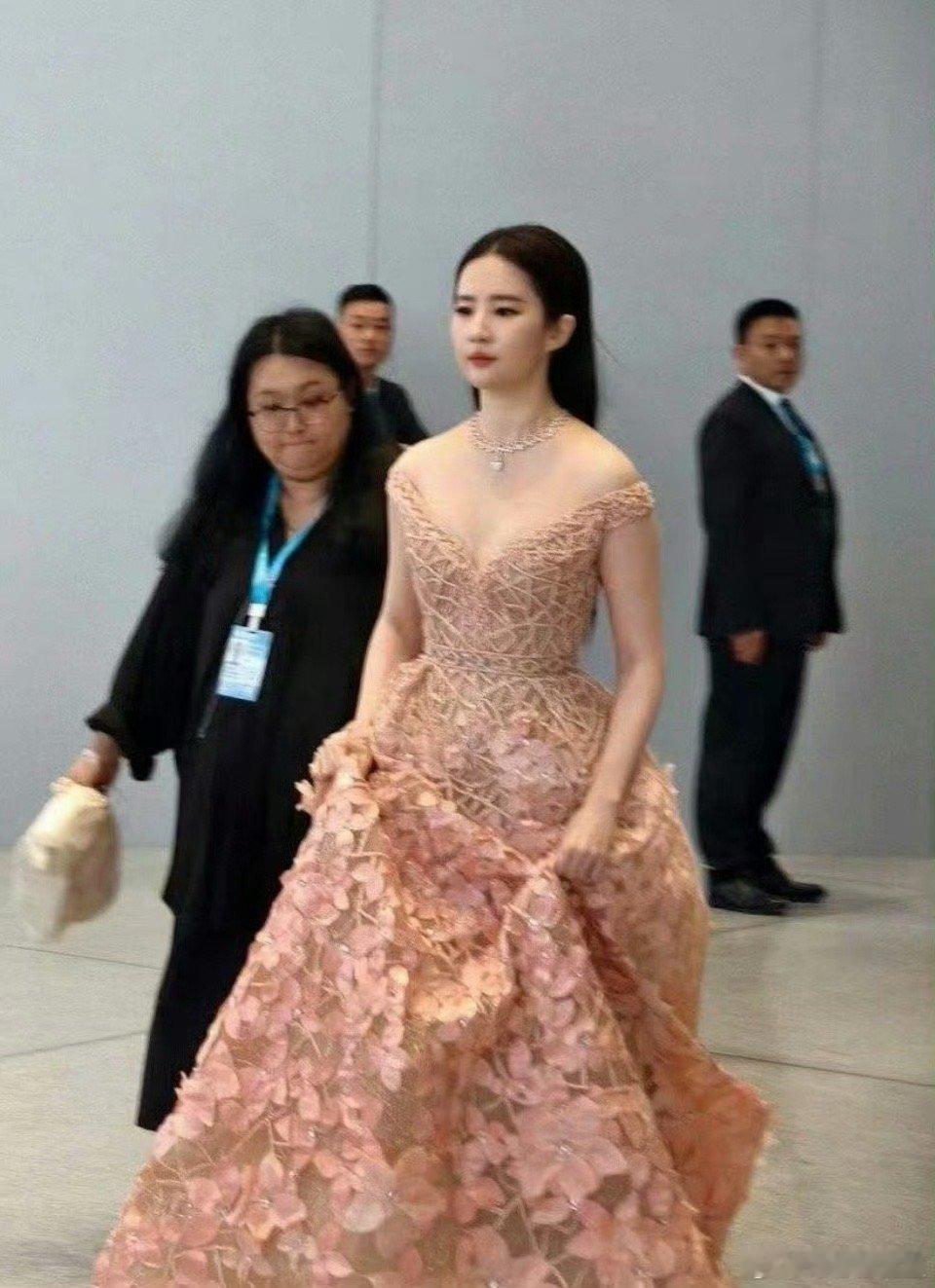 刘诗诗直角肩and刘亦菲溜肩直角肩对男生女生来说都好看，溜肩对女生来说还可以用一