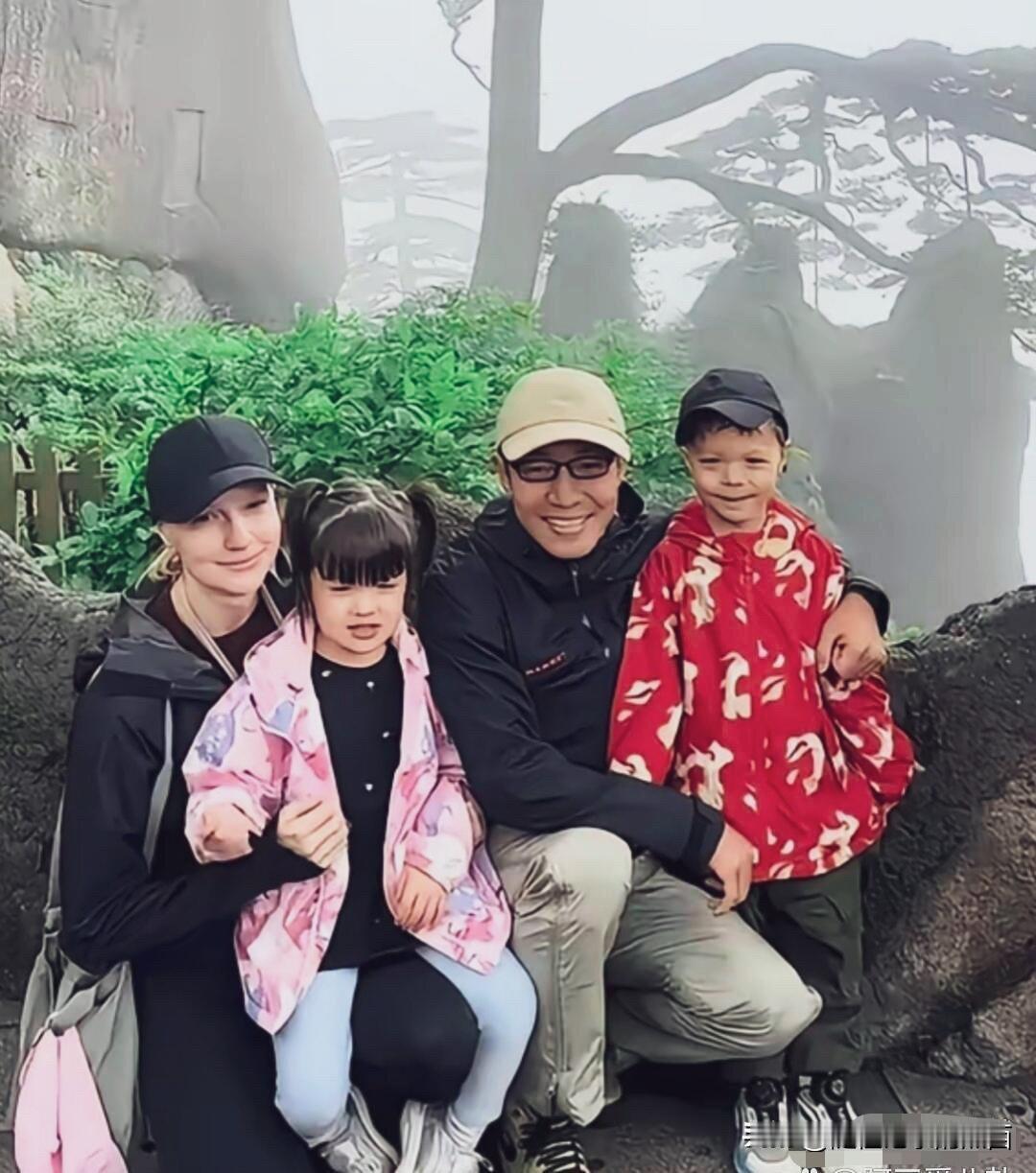 原来明星夫妻的家庭也是跟大家差不多，撒贝宁是一名主持人，妻子李白比较有才华，曾经