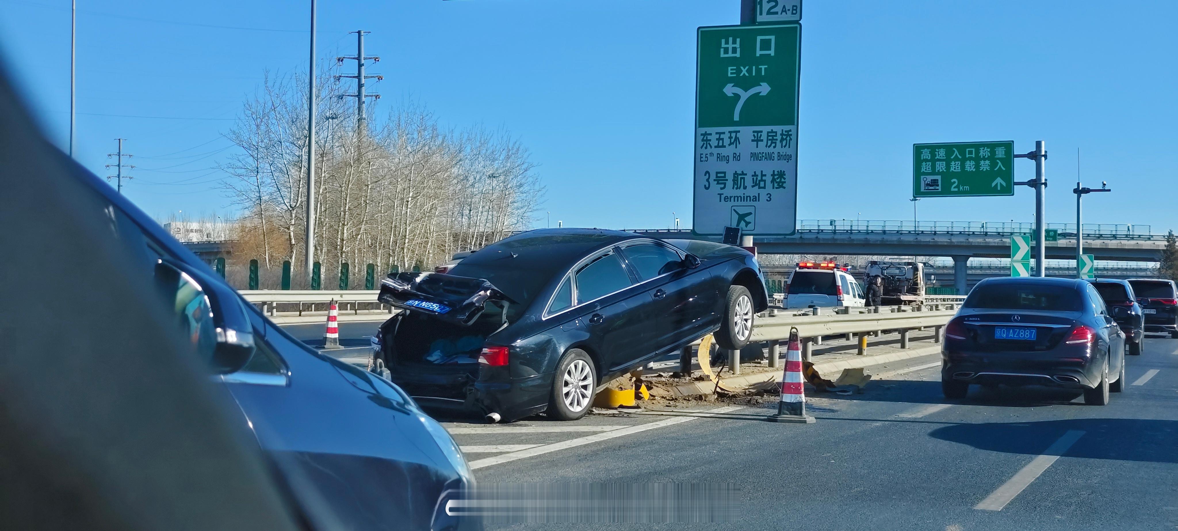 这是要起飞啊....主路还有一台车，肯定是其中一台错过路口瞎b并线来着，造成了京