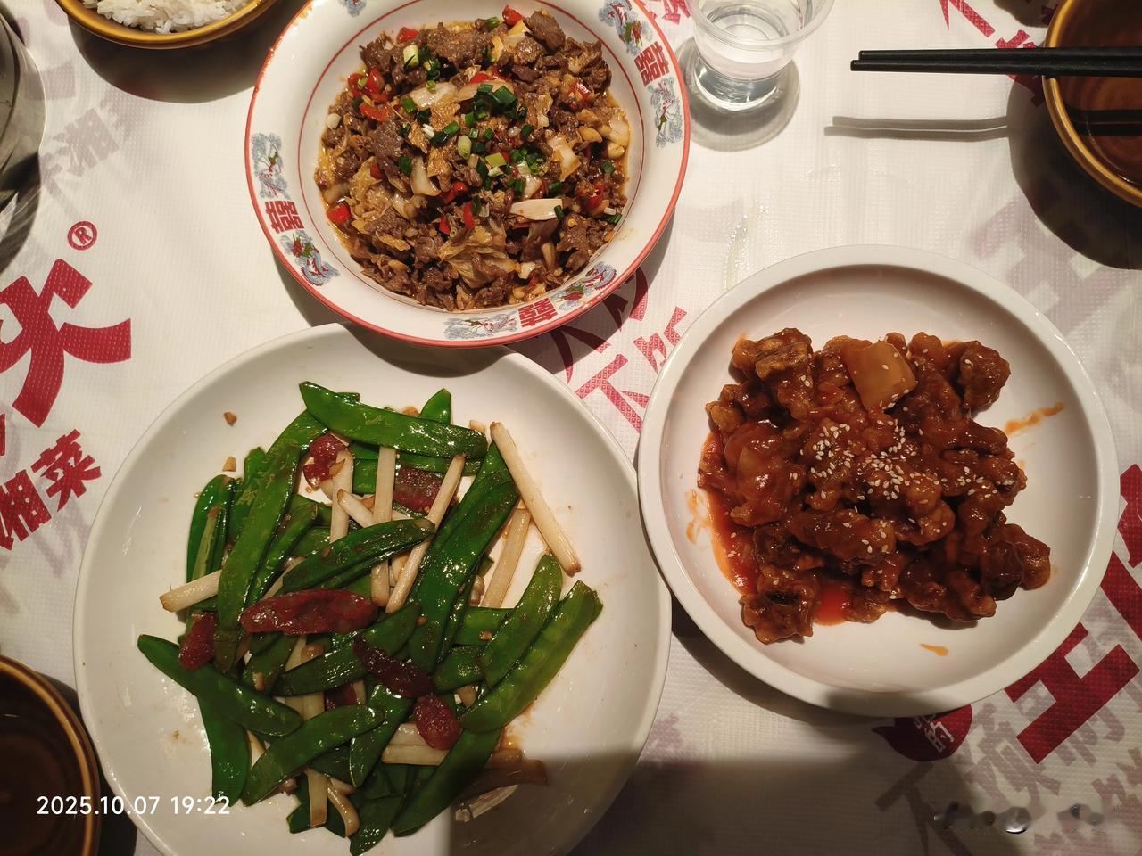 生活在三线城市着实不错。中秋佳节，一家五口去景点游玩。我们当地的苏州湾老街紧邻湘