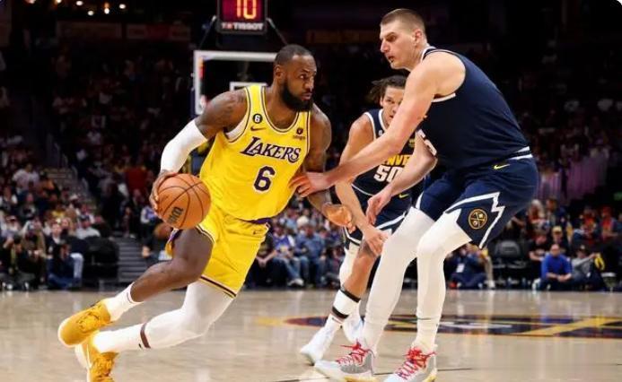 最近不少朋友问我NBA和CBA开赛时间表，烟花君在这里统一回复一下大家：
NBA
