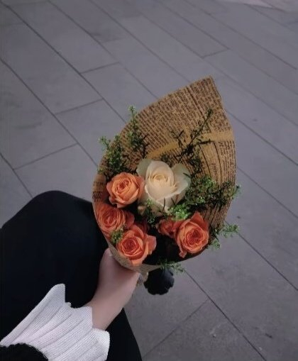 “中年少女，买菜也买花  买菜是安顿生活，买花是抚慰心灵。” 