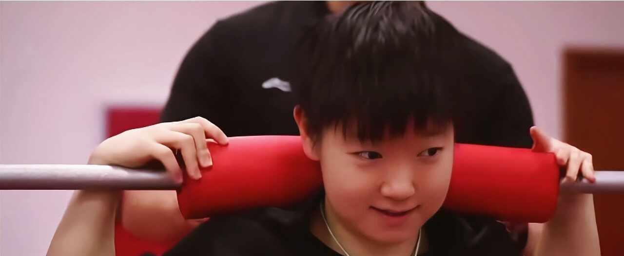 声音脆脆的能听几百遍
手机不小心掉在床缝里的
也就听了几百遍的“来吧，中国科比”