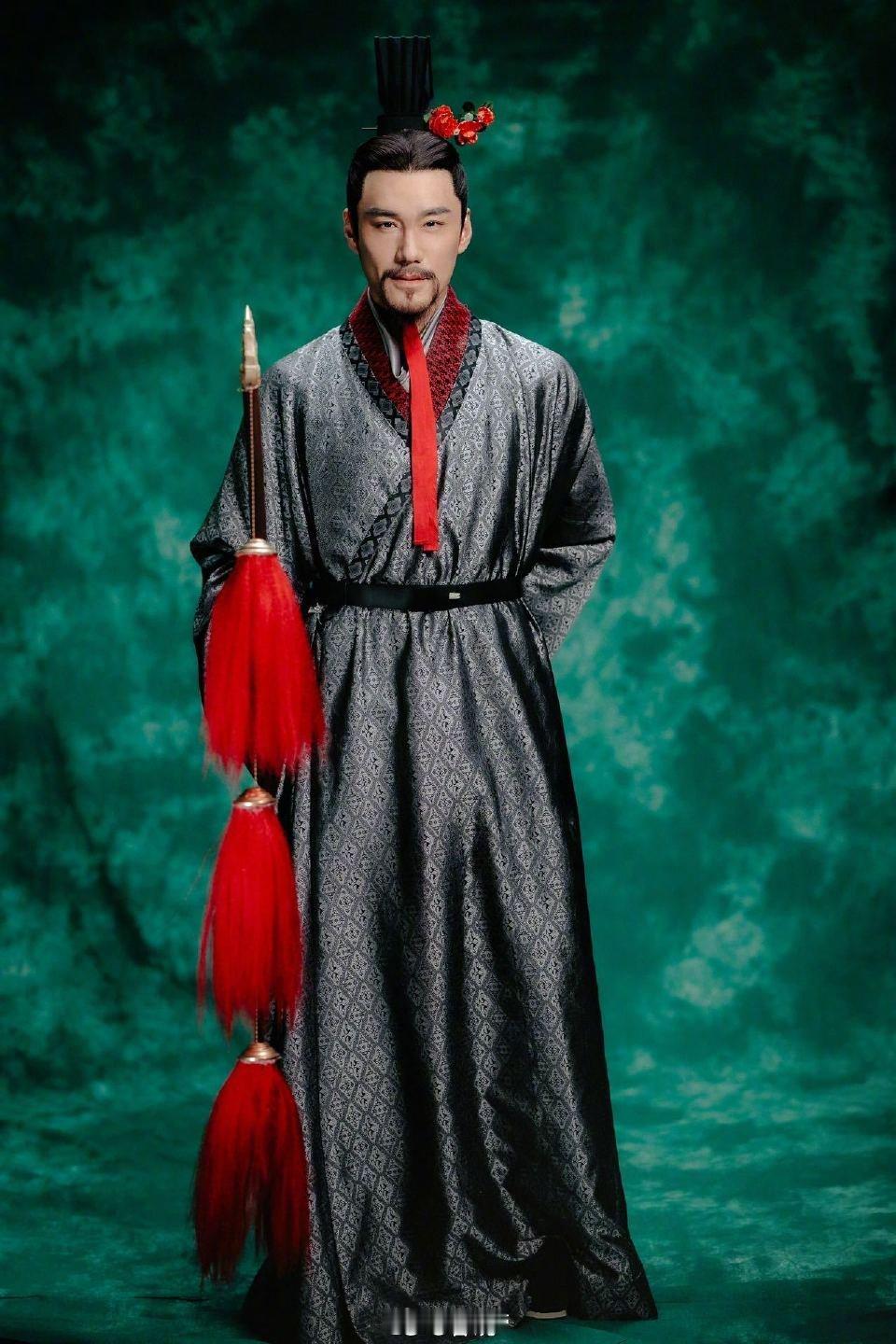 春晚第一眼没认出这是胡兵 谁能想到这是胡兵？五月榴花神造型贵气又沉稳，肢体语言把