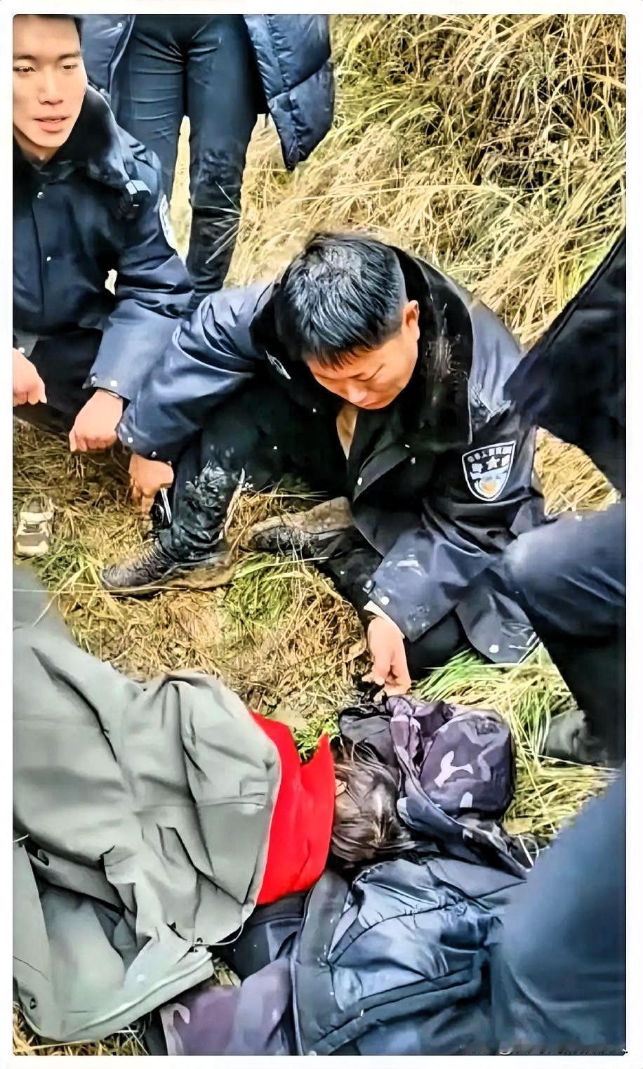 这位警察叔叔一定也是一位好父亲！
       在地头车内丢失的4岁女童找到了，