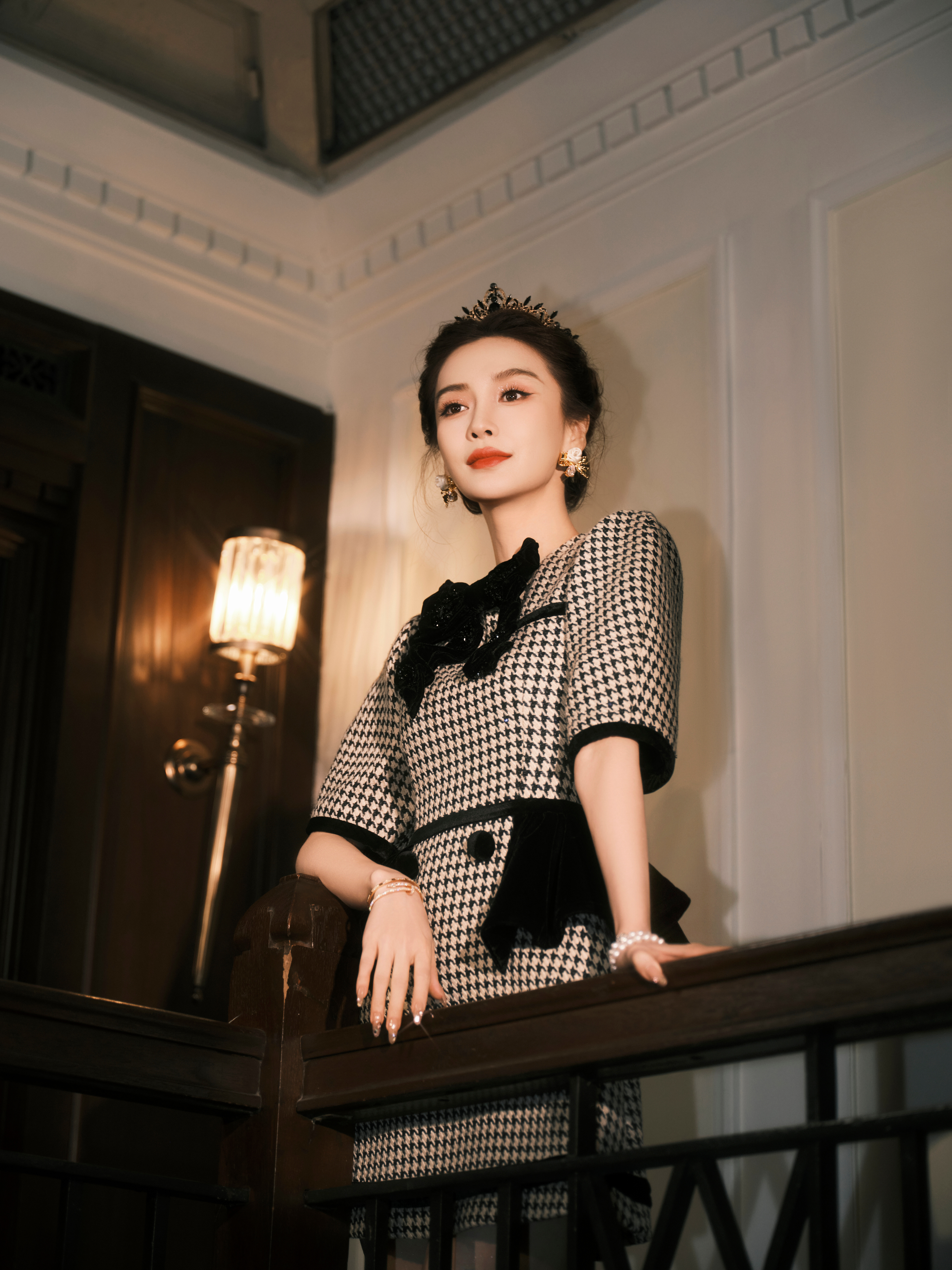 Angelababy时隔一年千鸟格造型 ｜angelababy 相似的造型穿出了