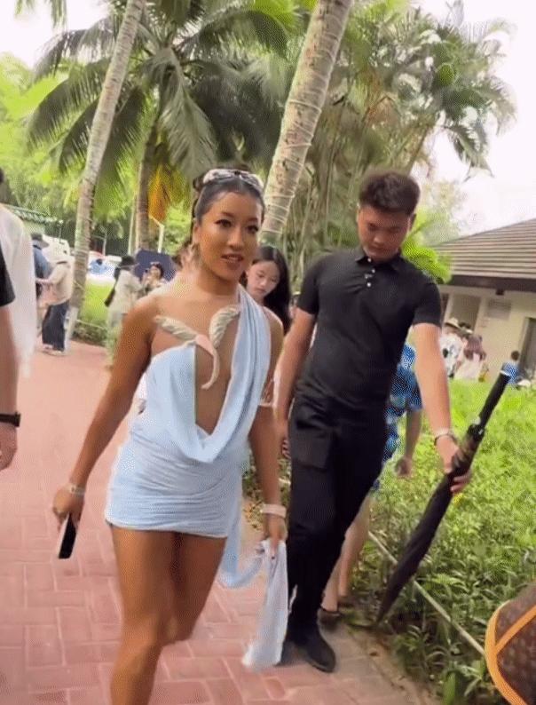 金属片撞击的声音还没停，吉克隽逸已经成了靶子。
音乐节现场的闪光灯像狩猎的火把，