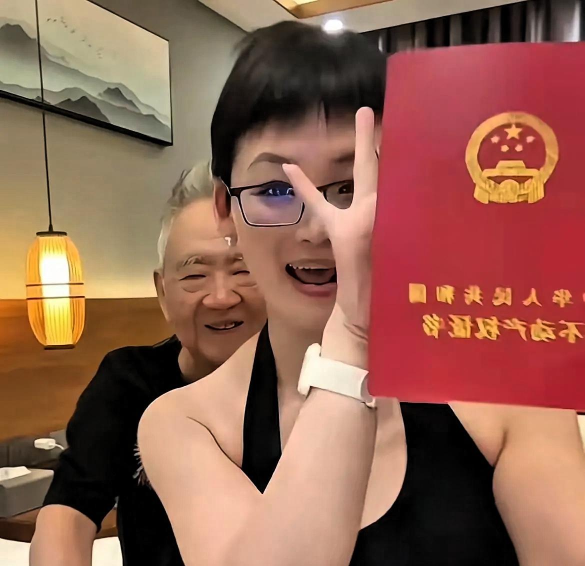 80岁的知名书法家张伯金与小38岁妻子在家中秀恩爱的一幕，女方晒出老公为其购买的