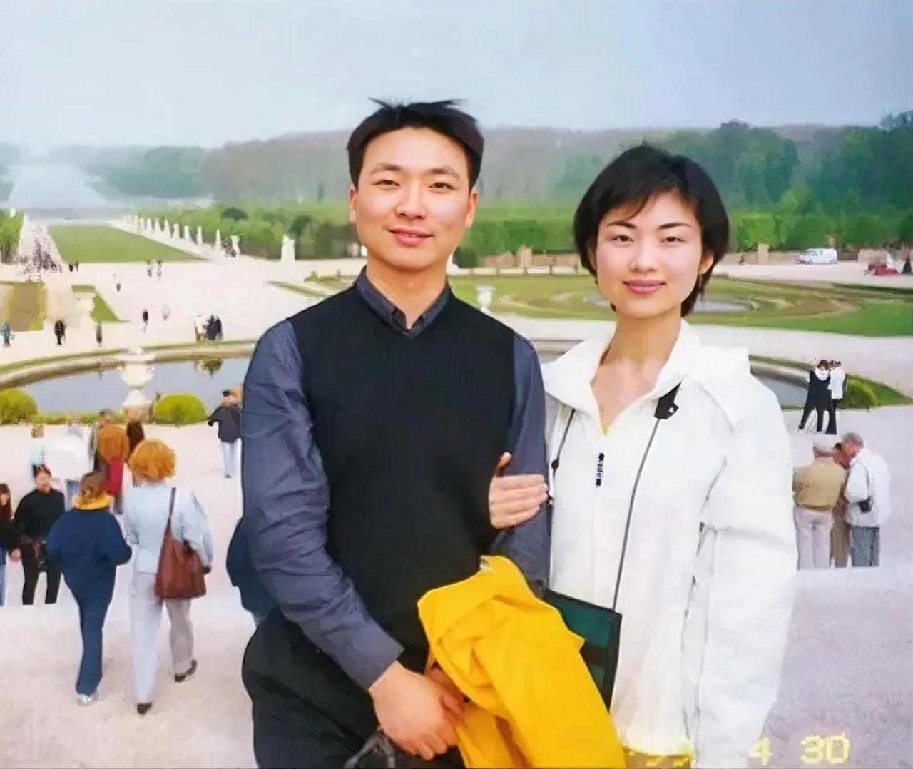 1999年，康辉和妻子刘雅洁，留下的一张合影，那时候的他们都非常的年轻，他们两人