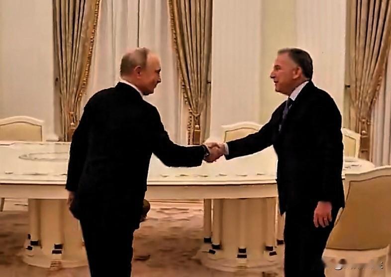 俄罗斯总统普京在克里姆林宫会见美国谈判代表维特科夫与库什纳。

此次美方代表团多