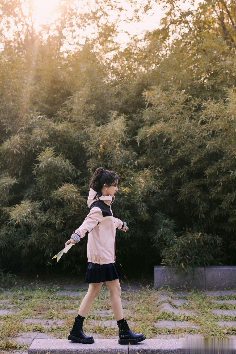 #杨紫秋日女高# 杨紫这个秋日穿搭真的好女高啊，姐姐尊嘟是越来越美了，状态也特别