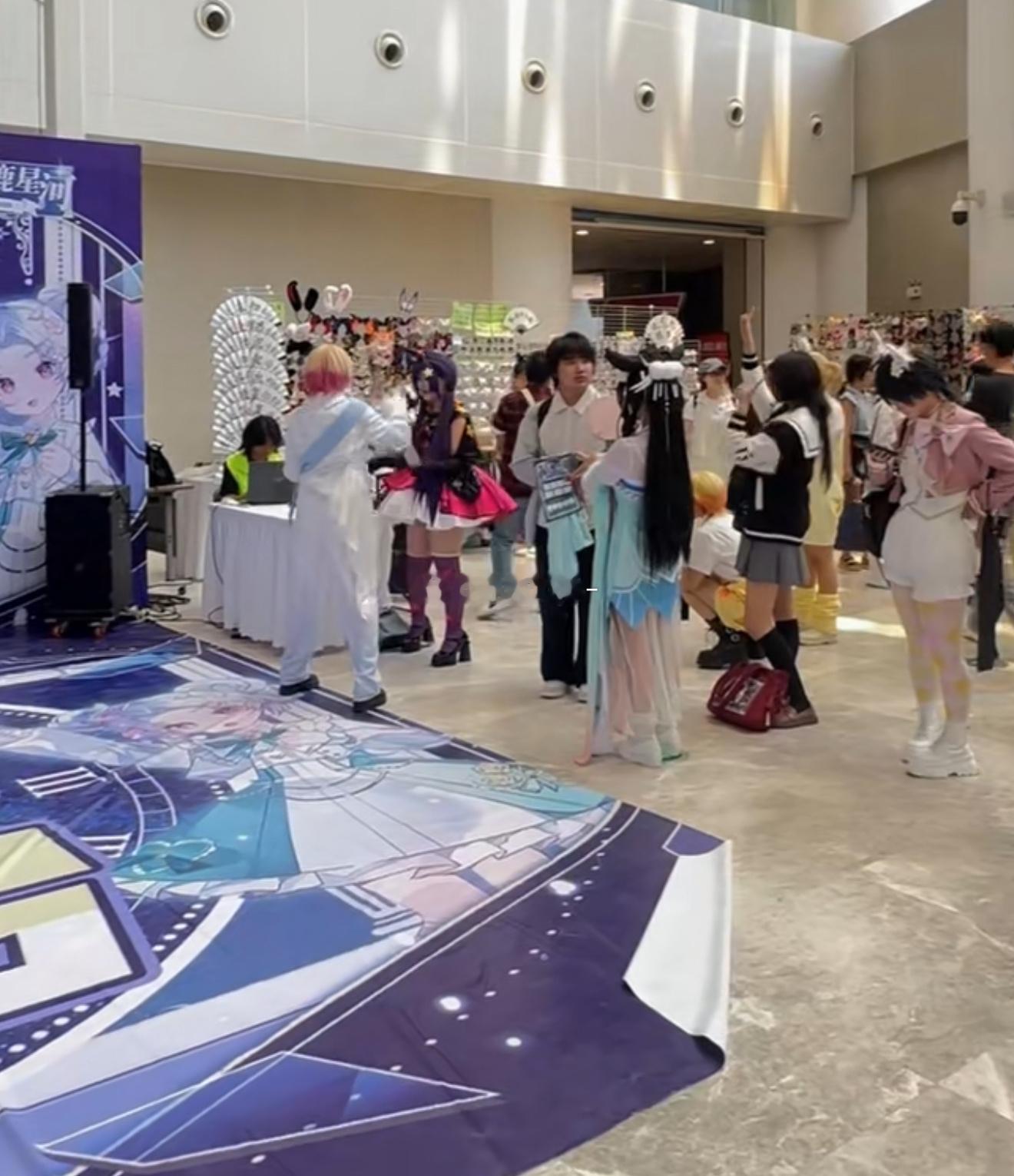 郑州漫展上美女云集 郑州漫展美女云集，活动将持续至5月31日。文创市集、舞台表演