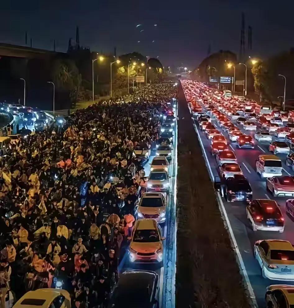 这可不是我们平常所熟知的下班晚高峰，那种城市打工人匆忙赶路、交通略显拥堵的日常画