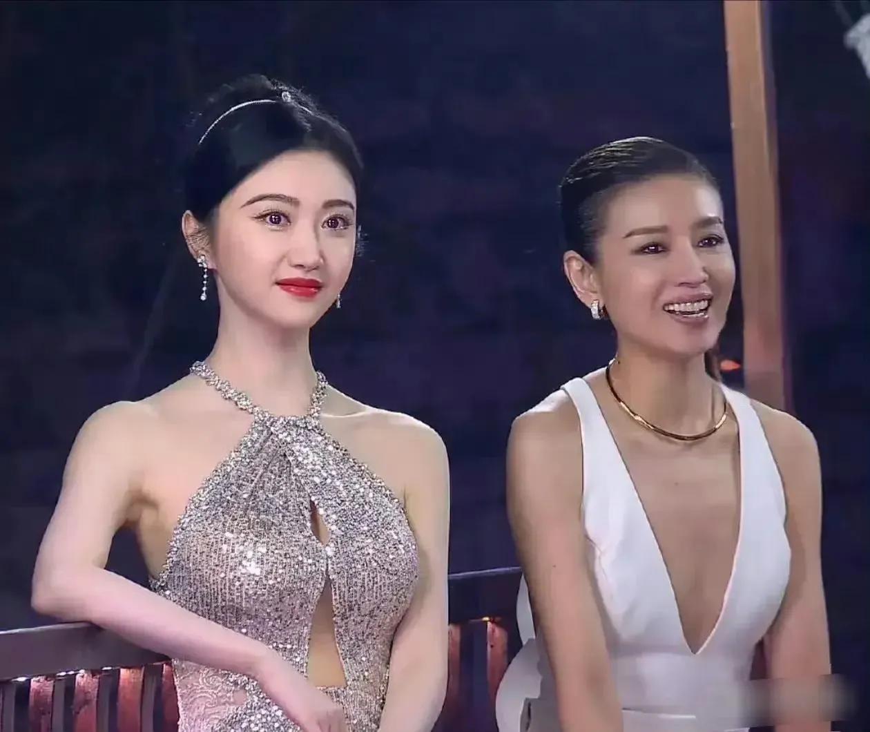 景甜这张照片完美诠释了什么是人间富贵花！长相甜美，眼神清澈，身材有料，肌肤胜雪，