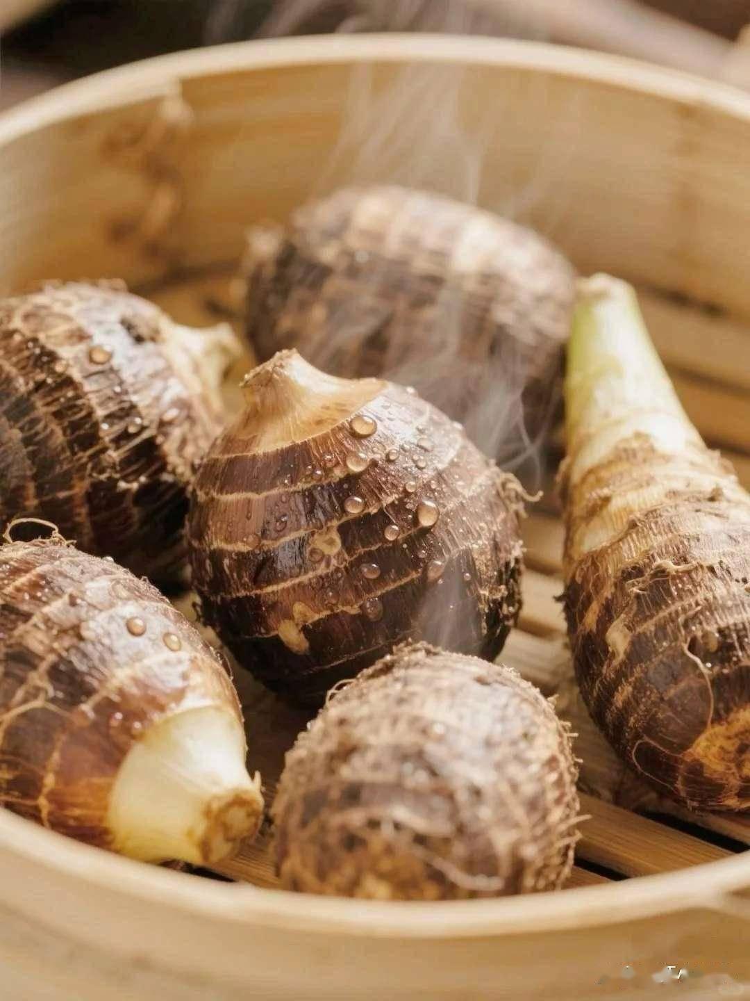 芋头性平味甘，富含膳食纤维与黏液蛋白，具有益胃健脾、散结解毒之效。秋季常食芋头粥