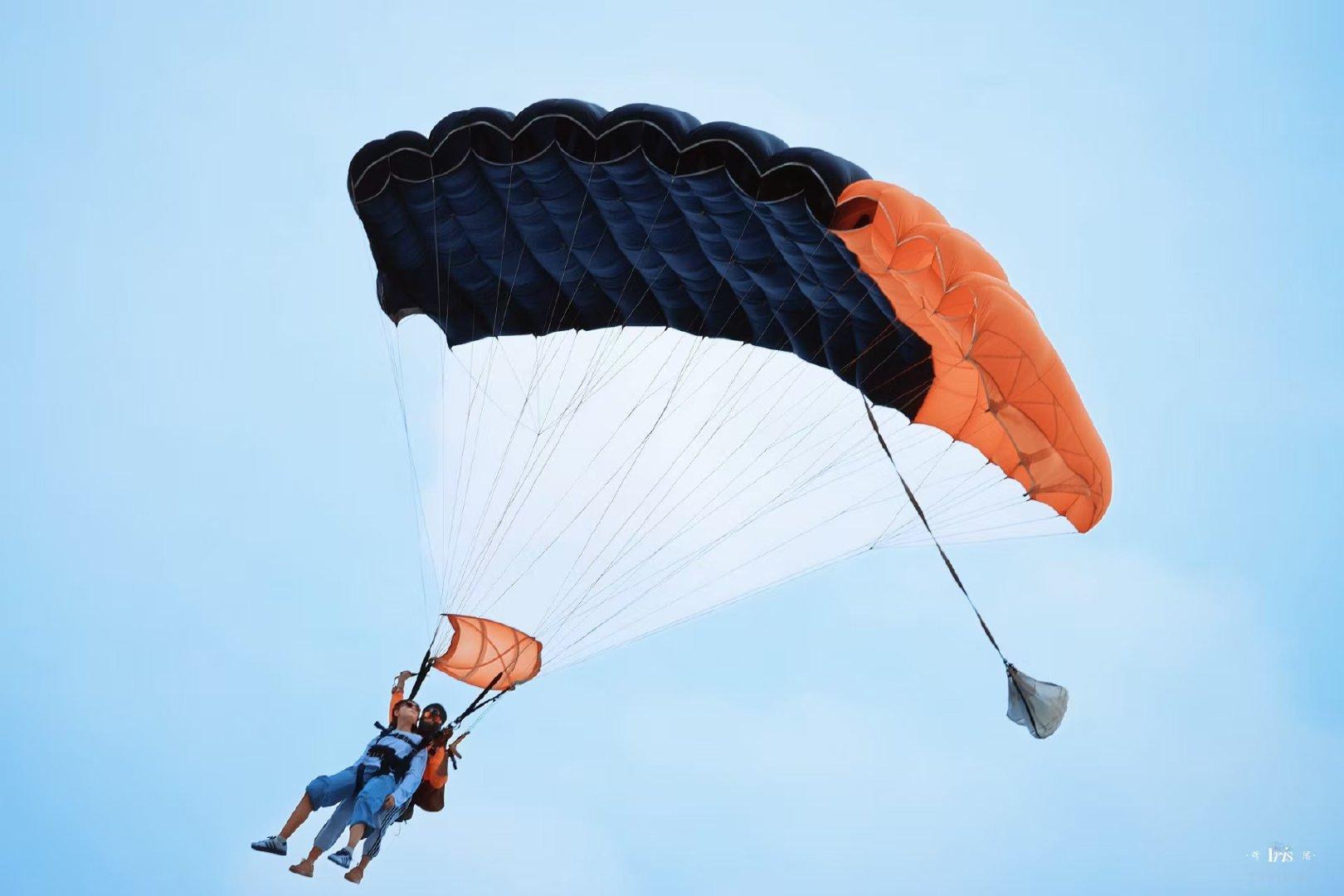 王橹杰跳伞乱世巨星王橹杰末世文男主 就这样随随便便出神图~ 所有人感受！ 