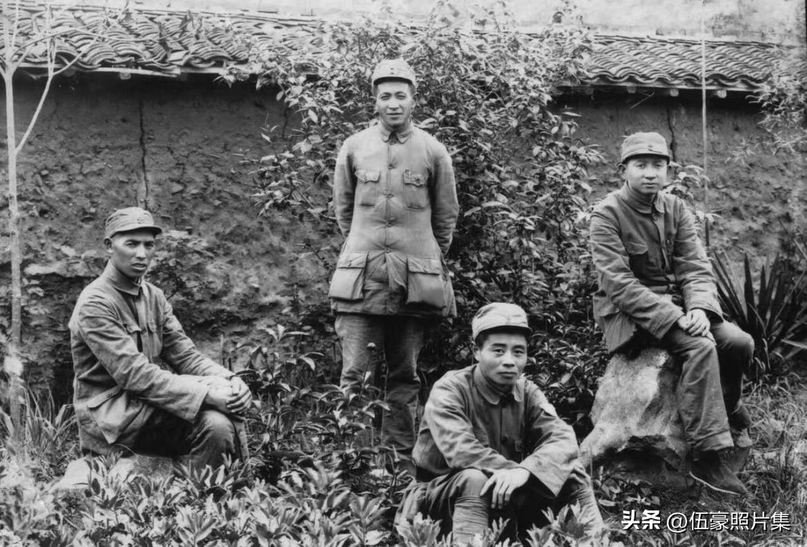 1946年5月3日，江苏如皋，左一坐者是梅嘉生少将，前面坐者是陈茂辉少将，后面站