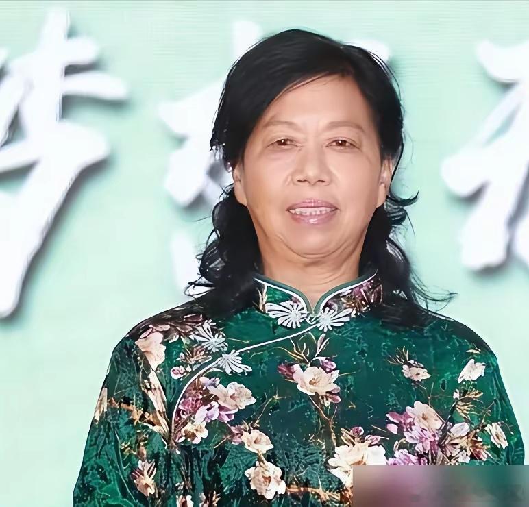 周星驰招演员。条件只有一个：老太太，越丑越好。横店一个农村老太张美娥，去了。她觉