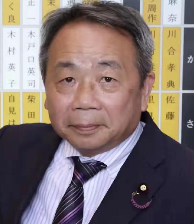 4月22日，就在126名日本议员集体去靖国神社“拜鬼”的同一天，队伍里有一个让中