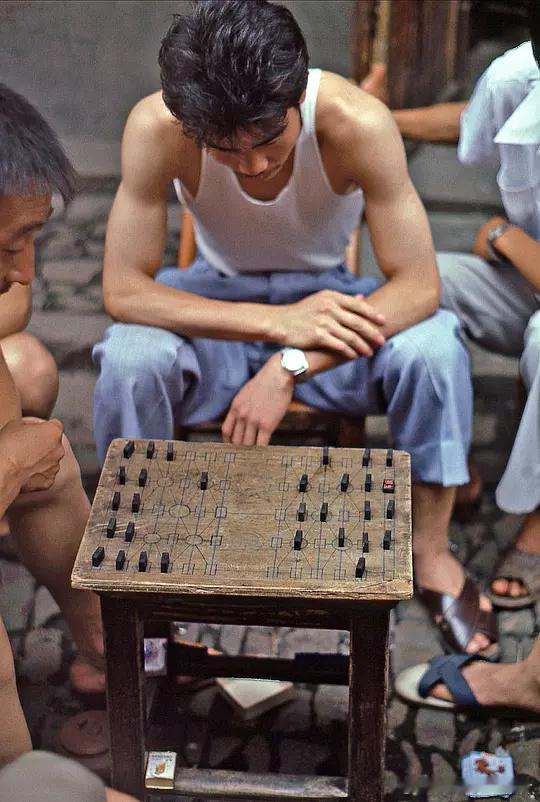 1979年，上海，下军棋 