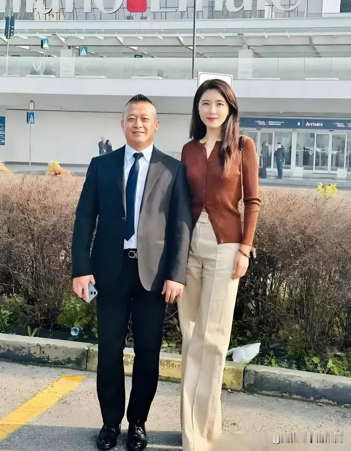 这位身材高挑的美女，气质温婉，颜值超高，颜值跟朱琳和周涛不相上下，看过她的许多作