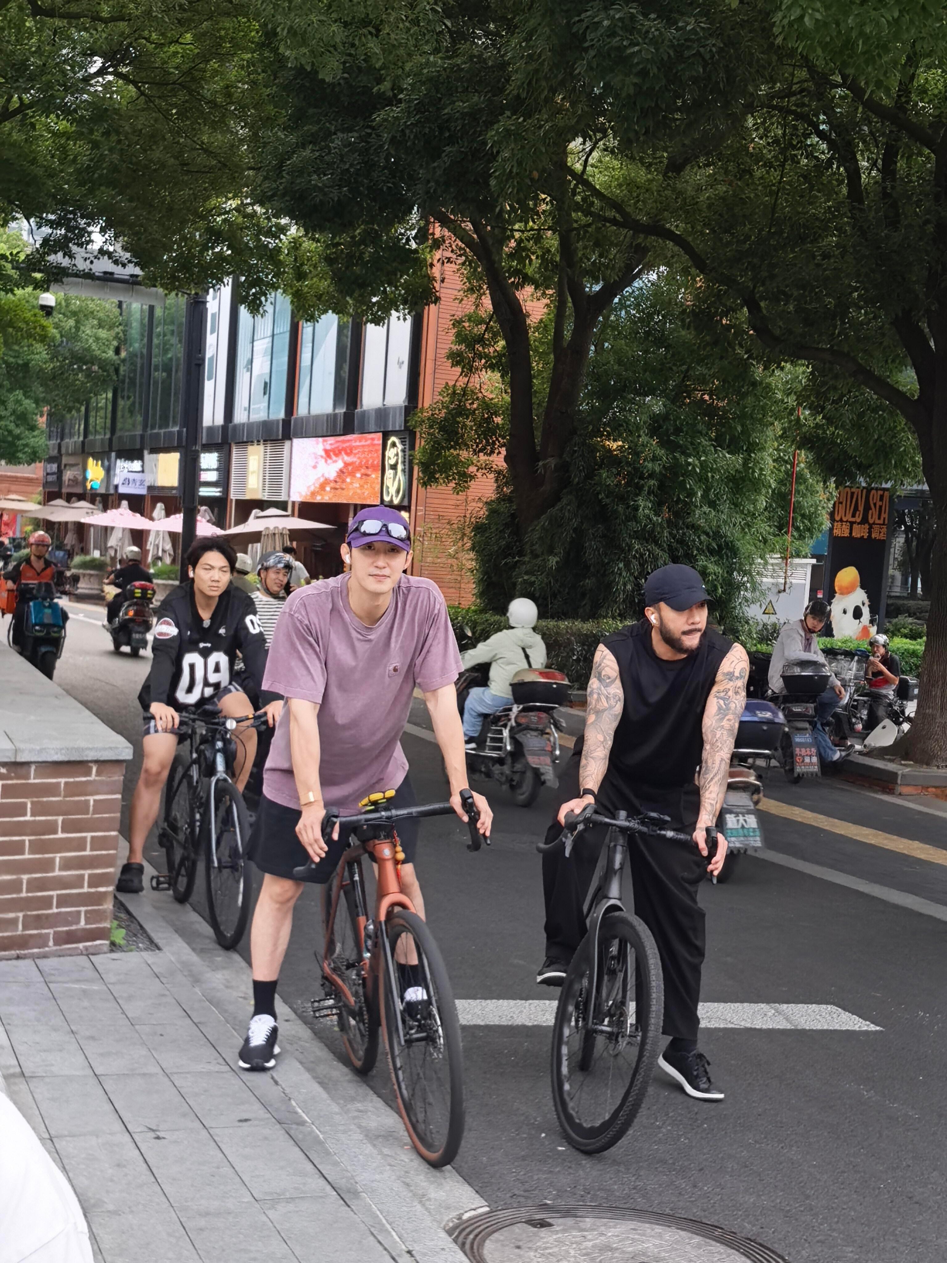 黄景瑜︱路人偶遇系列20260627跟J3上海街头骑行被偶遇的高清拍图，📕：4