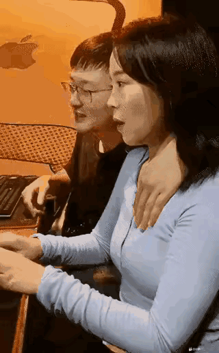 女子专心听男老师授课，闺蜜背后咸猪手偷袭，女子以为男子骚扰，反手一巴掌打懵了男老